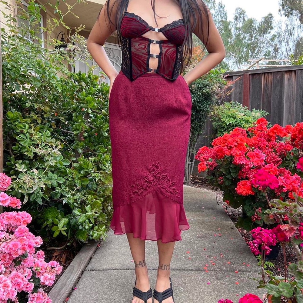beautiful floral textured midi skirt w sheer trim